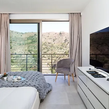 Alexandra Villa *